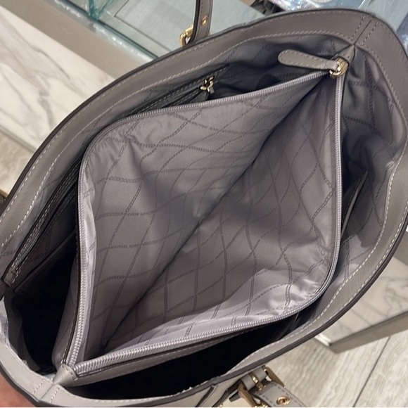 MICHAEL KORS VOYAGER EAST WEST TOTE PEARL GREY . - Picture 8 of 16